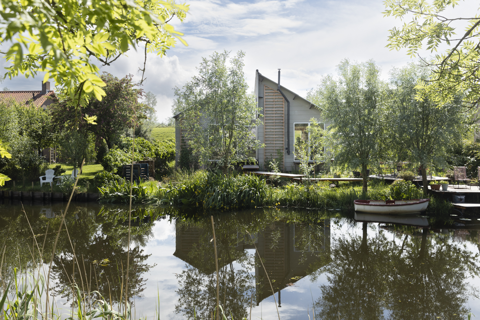 Foto van glazen deuren met een hond